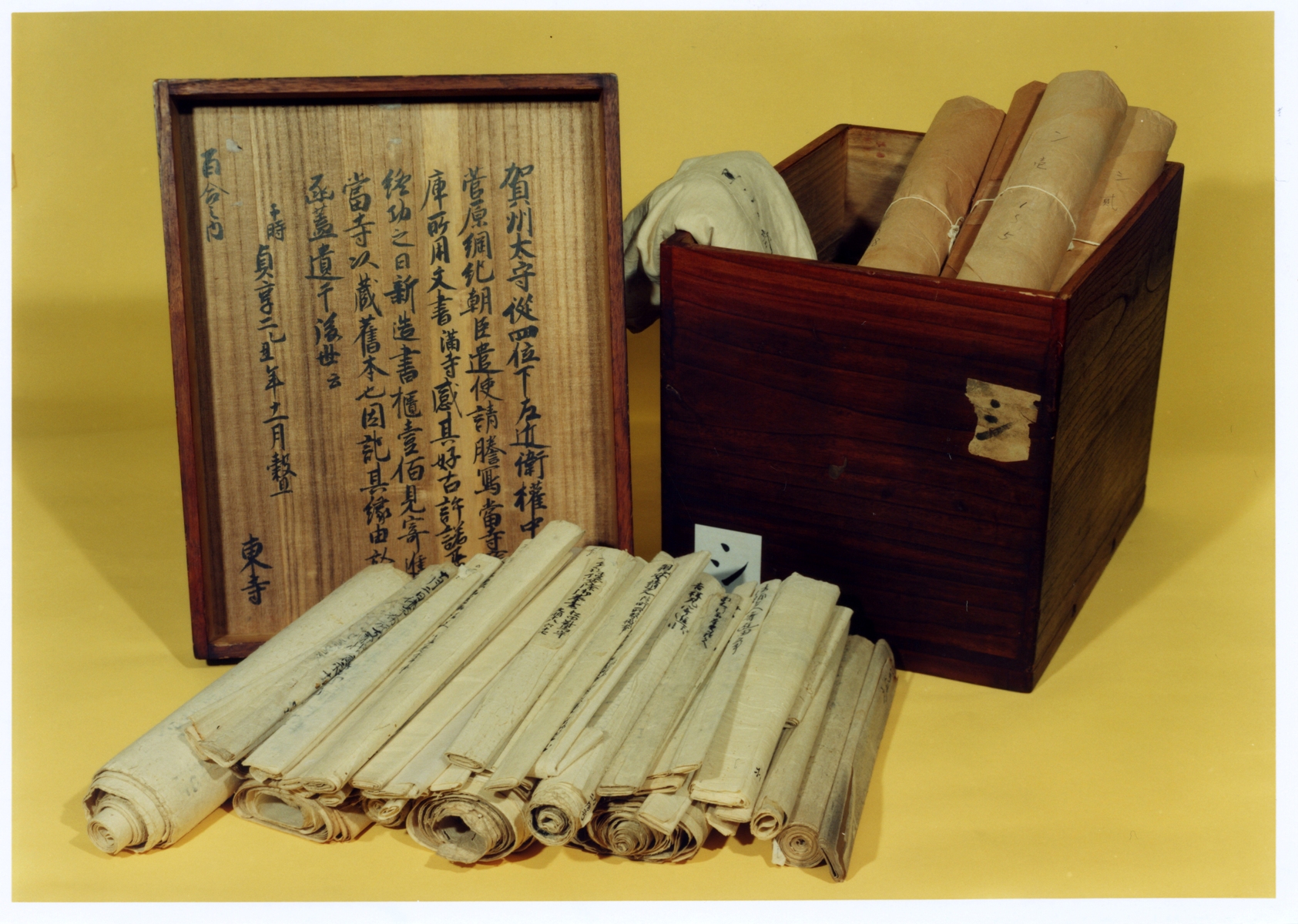 ・東寺百合文書 桐箱（シ函）　江戸時代から東寺百合文書が収められていた桐箱。加賀藩主前田綱紀から1685年（貞享2）に寄進されたもの。この箱が百個あることから「百合」の名がついた。