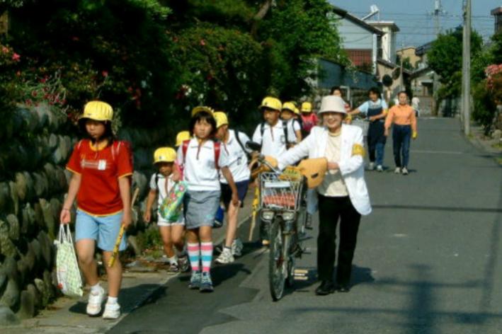 通学路を児童と一緒に登校する安全・安心まちづくりボランティア