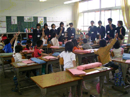 教育コースの生徒(平城高校）による小学校訪問