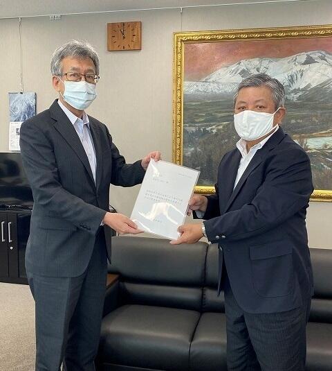 画像：長谷川気象庁長官（左）に要望書を手交する古尾谷全国知事会事務総長（右）