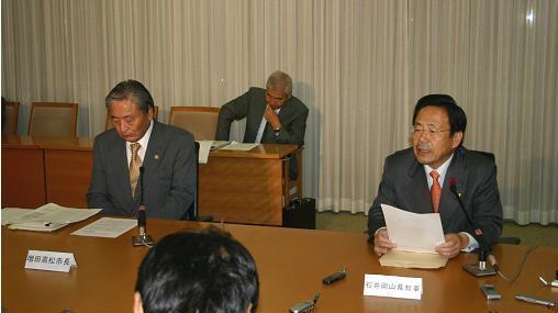 画像:会見を行う石井岡山県知事（右）と増田高松市長（左）