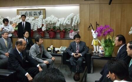 画像：片山総務大臣への要請の様子