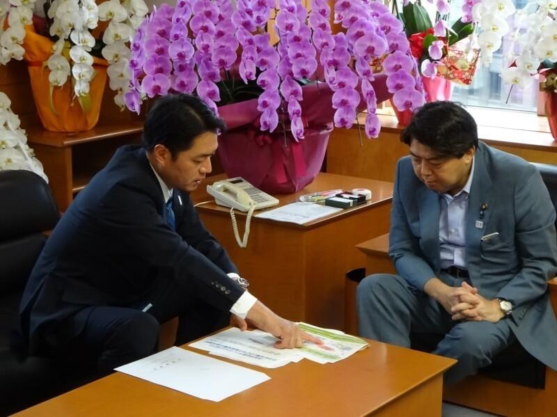 林文部科学大臣に要請を行う尾崎次世代育成支援対策プロジェクトチームリーダー(高知県知事)