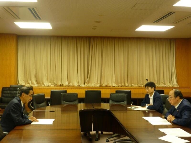 提言について説明する西川原子力発電対策特別委員会委員長(福井県知事)