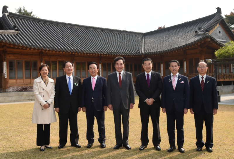 総理官邸において写真中央にイナギョン国務総理、その右隣が山田全国知事会会長で左隣がキム大韓民国市道知事協議会会長