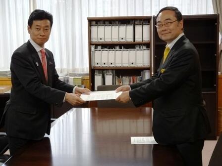 画像：西村内閣府副大臣に要請活動を行う飯泉徳島県知事