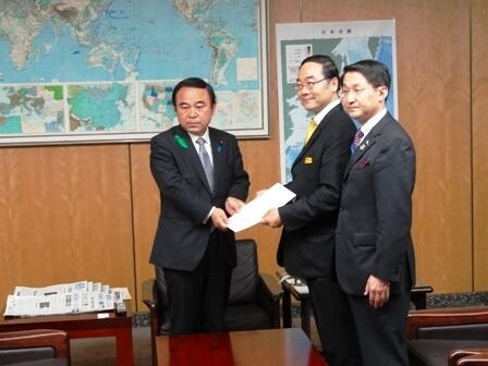 画像：坂本総務副大臣に要請活動を行う飯泉徳島県知事、平井鳥取県知事