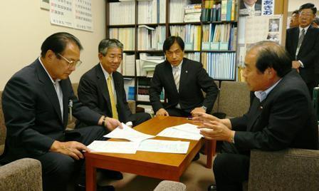 画像：福田衆議院総務委員会理事への要請活動の様子