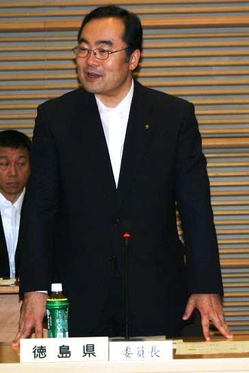 画像：冒頭挨拶を述べる、飯泉委員長（徳島県知事）
