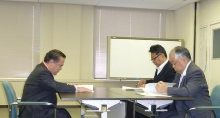 画像：提言書について池田原子力規制庁長官に説明する橋本原子力発電対策特別委員会委員長（茨城県知事）