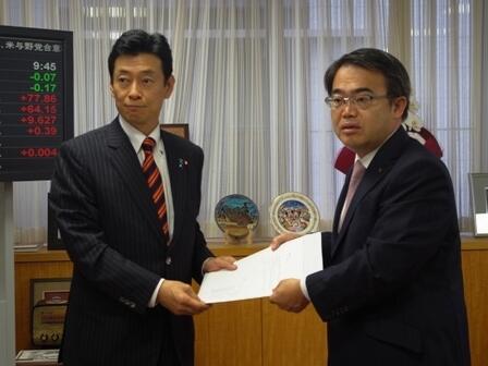 画像：西村内閣府副大臣に要請活動を行う大村愛知県知事