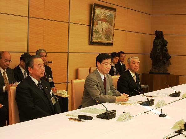 画像：左から、倉田池田市長、山田京都府知事、古木和木町長