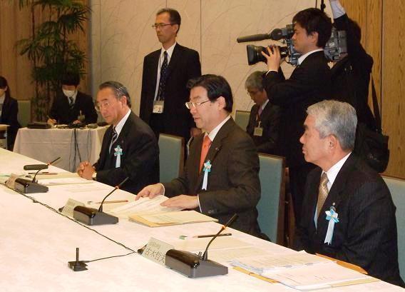 画像：左から倉田池田市長、山田京都府知事、古木和木町長