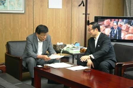 画像：松崎総務副大臣に要請活動を行う飯泉情報化推進プロジェクトチームリーダー（徳島県知事）