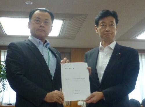 画像：西村経済産業大臣に提言書を手交する丸山原子力発電対策特別委員会委員長（島根県知事）