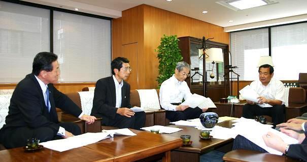 画像：（左から）山岸石川県副知事、小熊新潟県副知事、石川災害対策特別委員会委員長（静岡県知事）