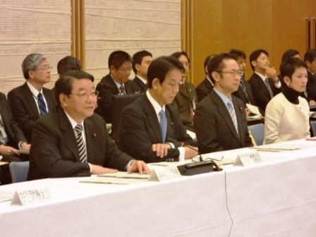 画像:国と地方の協議の場で挨拶する藤村内閣官房長官