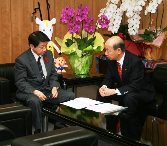画像：片山総務大臣に提案行動を行う石井委員長（富山県知事）