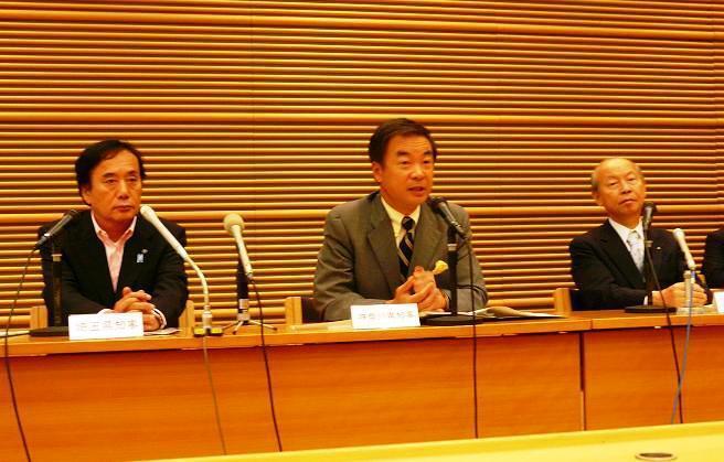 画像：記者会見を行う（写真左から）上田埼玉県知事、松沢神奈川県知事、石井富山県知事