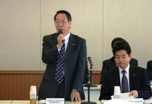 画像：荒井内閣総理大臣補佐官(左)と山井厚生労働大臣政務官