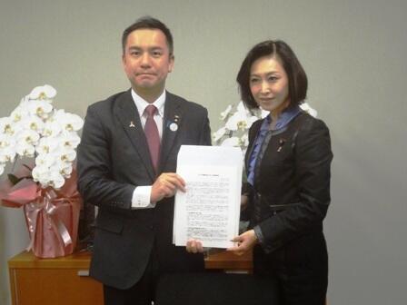 画像：三原自由民主党女性局長に要請を行う鈴木三重県知事
