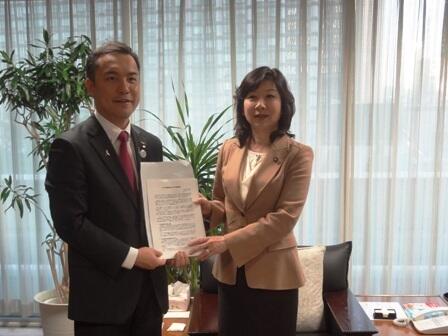 画像：野田自由民主党総務会長に要請を行う鈴木三重県知事