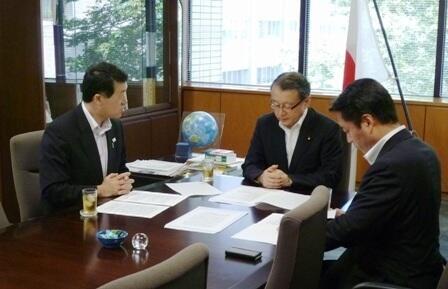 画像：要望書について中川大臣に説明する泉田委員長（新潟県知事）