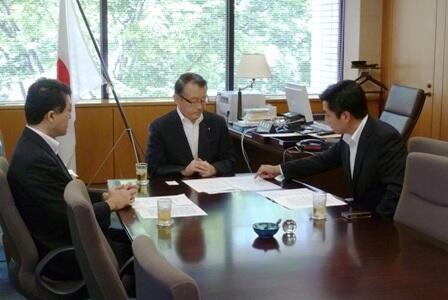 画像：緊急提言について中川大臣に説明する尾﨑委員（高知県知事）