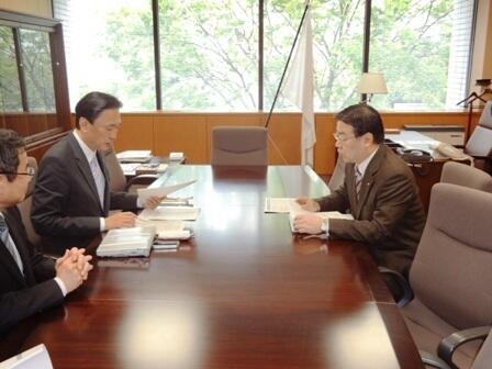 画像2：古屋大臣と意見交換を行う山田会長
