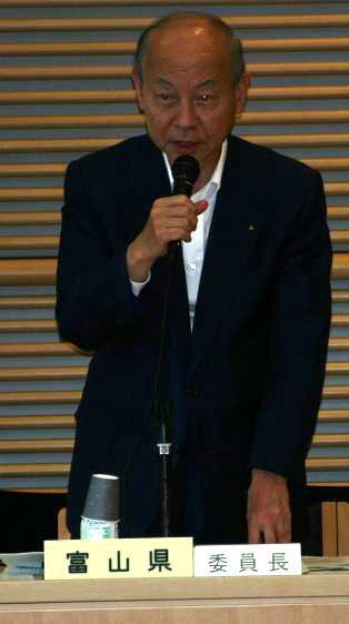 画像：冒頭挨拶を述べる、石井委員長（富山県知事）