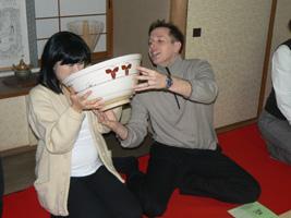代官山iスタジオにおける西大寺大茶盛り体験の様子
