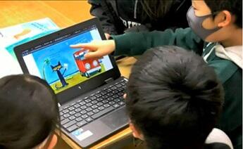 「デジとしょ信州」にある電子書籍で英語の発音を練習する佐久市立野沢小学校の児童たち