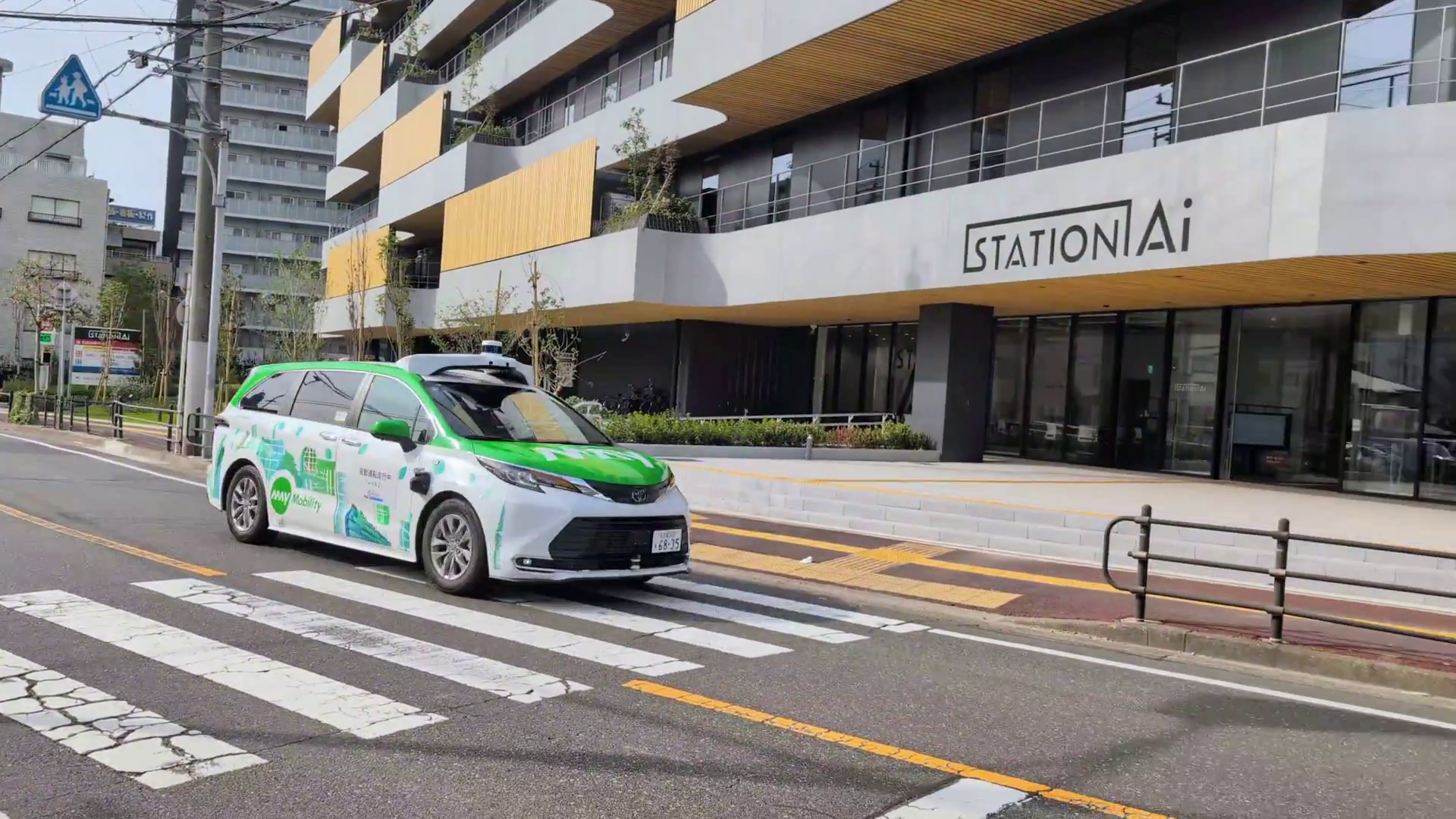【左】STATION Ai付近での運行の様子（名古屋市）/【右】高速道路での走行の様子（常滑市）