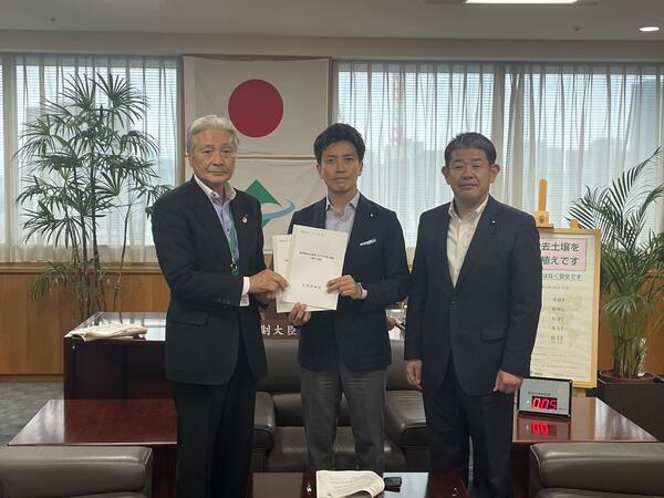 ★小林環境副大臣、五十嵐政務官.jpg