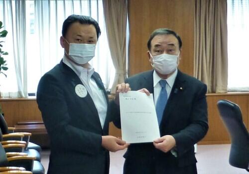 画像：提言について梶山経産大臣に提言書を手交する丸山原子力発電対策特別委員会委員長（島根県知事）
