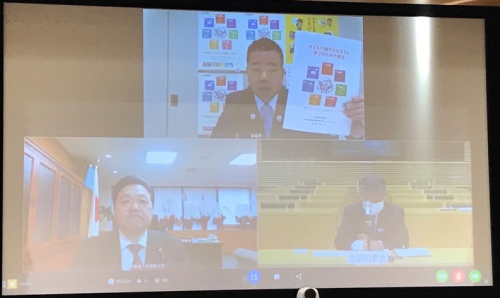 画像：佐藤厚生労働副大臣に要請を行う三日月次世代育成支援対策プロジェクトチームリーダー（滋賀県知事）