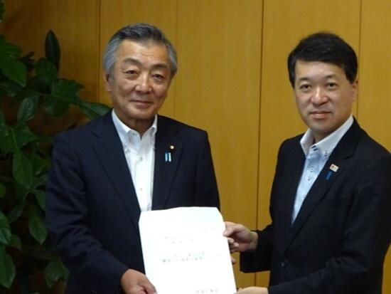 画像：松本大臣に要請活動を行う泉田委員長（新潟県知事）