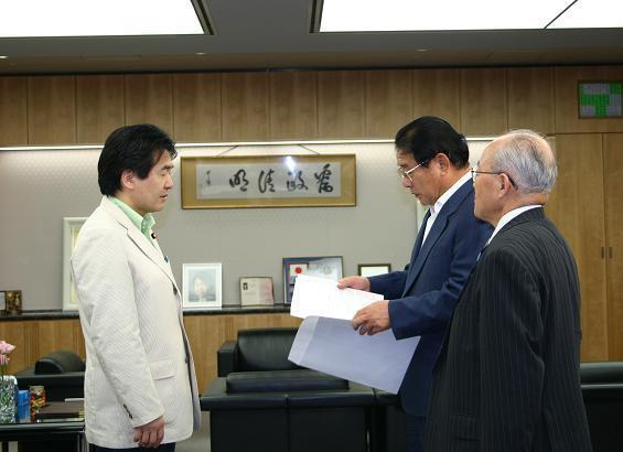 画像:竹中総務大臣への提出（於　総務省）