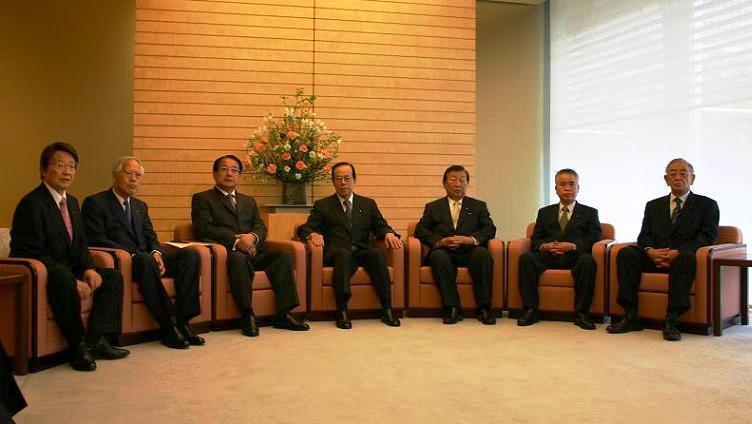 画像：福田総理大臣（左から4人目）と地方六団体代表【麻生本会会長（左から3人目）】