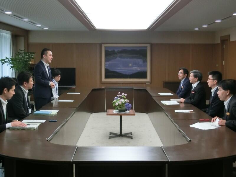 蒲島熊本県知事と面談する鈴木委員長(左)