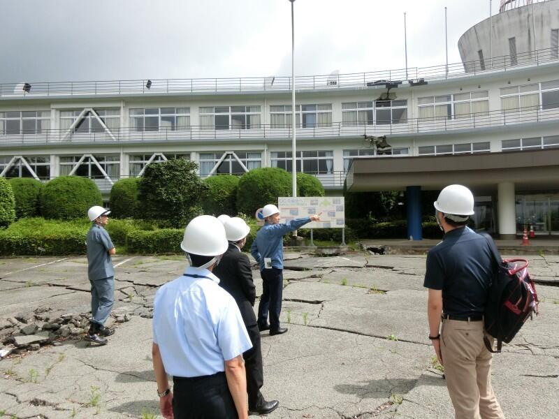 被災した東海大学阿蘇キャンパスを視察する鈴木委員長(中央)
