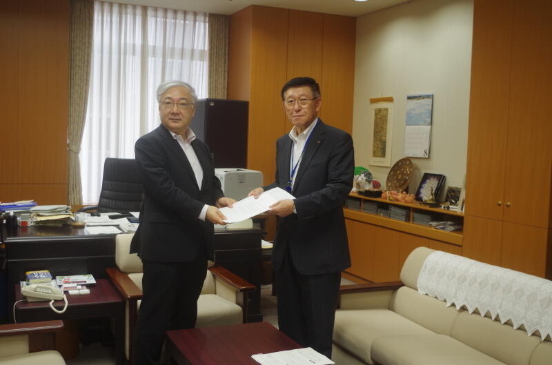 画像：小松文部科学審議官への要請活動の様子