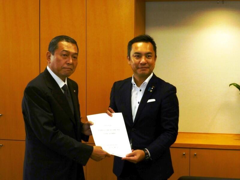 小此木大臣(左)に要望書を手交する鈴木 危機管理・防災特別委員会 委員長(三重県知事:右)