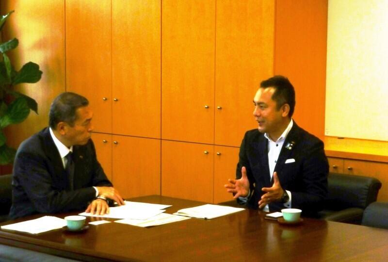 小此木大臣に要望書の説明を行う鈴木委員長(三重県知事)