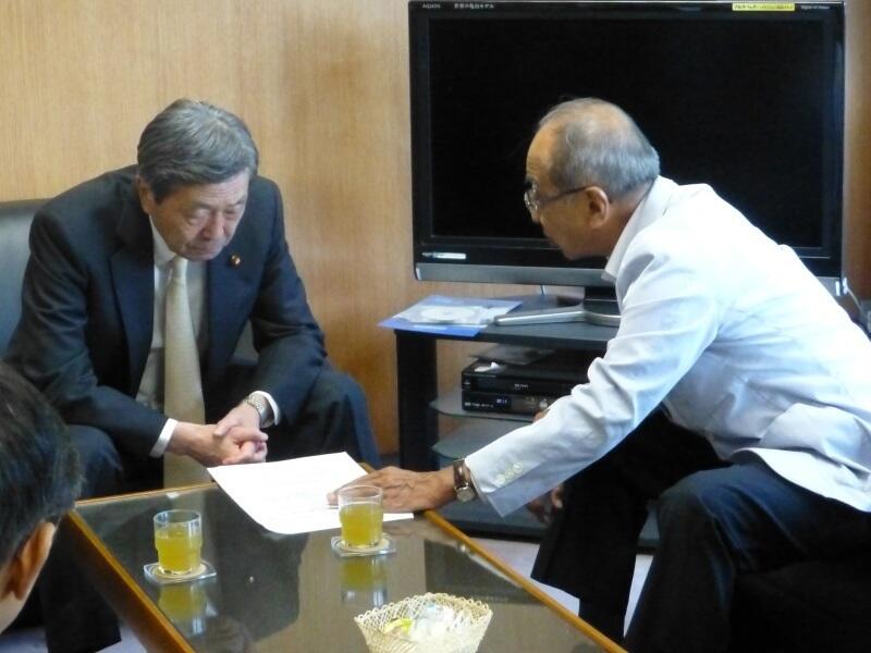 画像：林自由民主党幹事長代理(左)に要望書の説明を行う広瀬委員長(大分県知事：右)