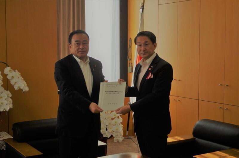 画像：梶山 内閣府特命担当大臣(地方創生、規制改革)への要請