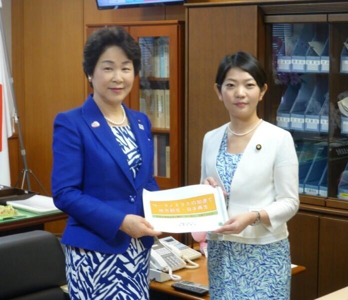 大沼 厚生労働政務官に要請を行う吉村 男女共同参画プロジェクトチームリーダー(山形県知事)