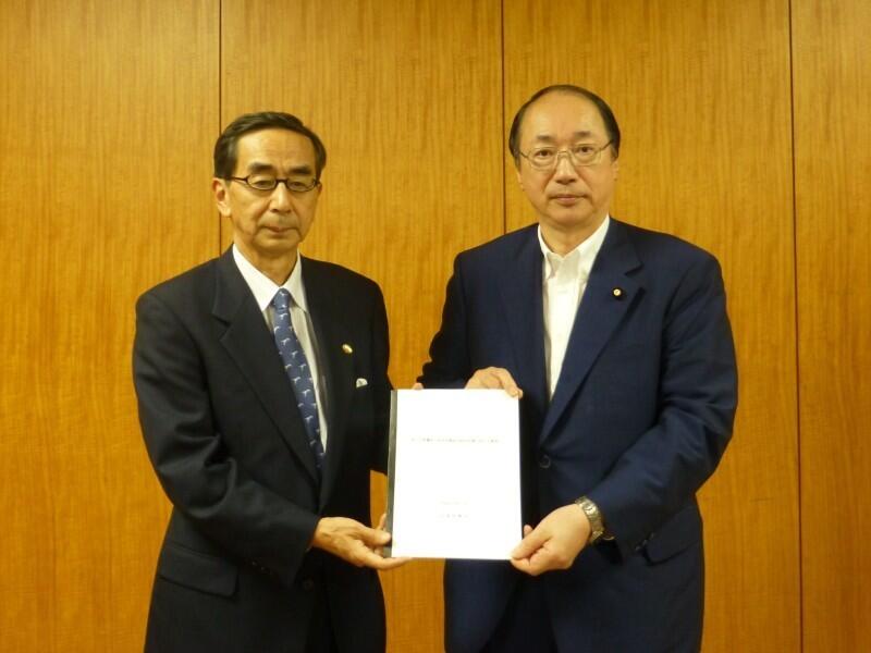 中川内閣府特命担当大臣(原子力防災)に提言書を手交する西川原子力発電対策特別委員会委員長(福井県知事)
