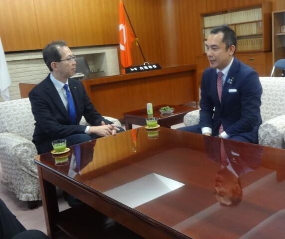 内堀福島県知事と面談する鈴木委員長(右)