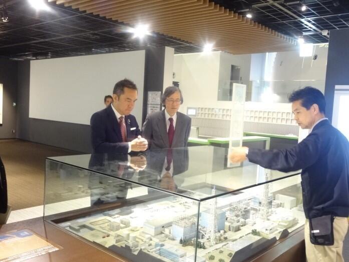 福島県環境創造センター(交流棟)で福島の現状や放射線・環境問題への取組を視察する鈴木委員長(中央左)